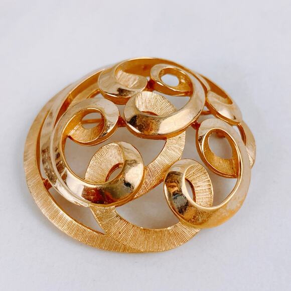 Vintage Signed Crown Trifari Gold Tone Swirl Brooch Mid Century Modern Domed Pin - Picture 2 of 7